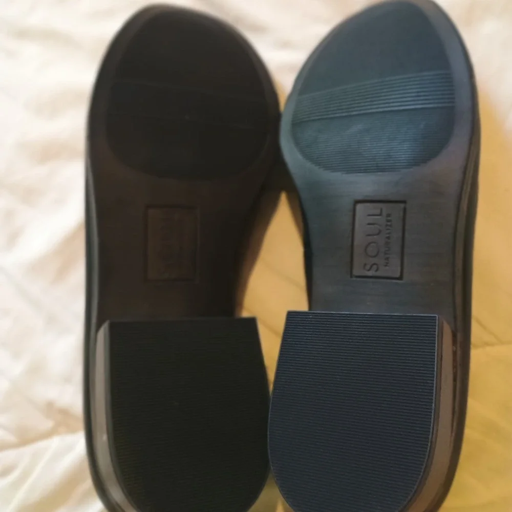 SOUL Naturalizer Black‎ Leather Loafers with Silver Accent Comfortable